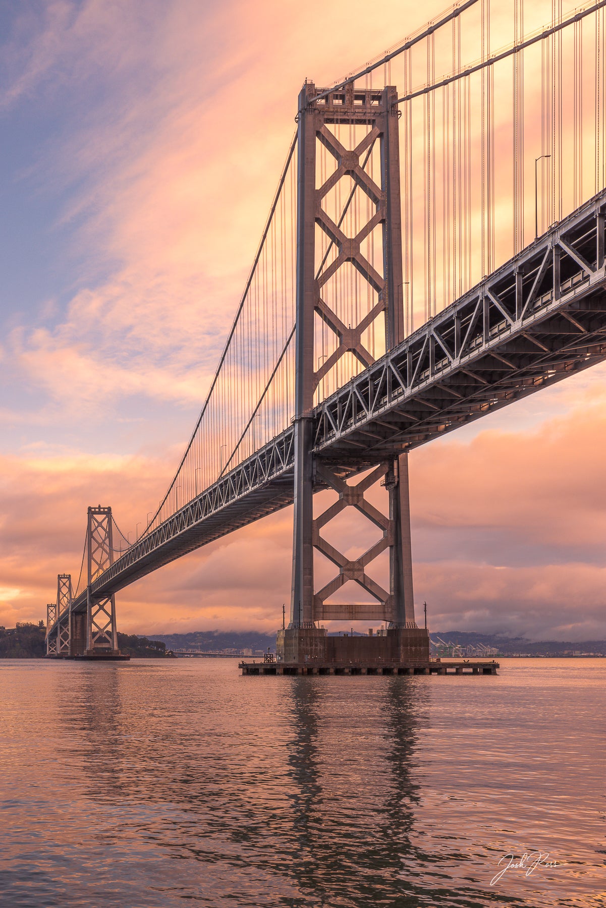 Amanecer en el puente de la bahía